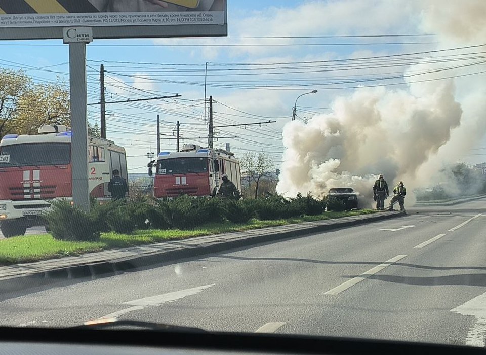 В Волгограде на Первой продольной вспыхнул автомобиль